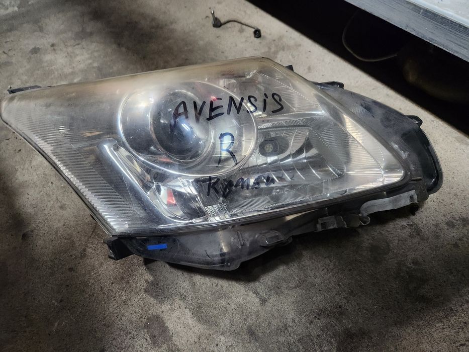 Десен фар за Toyota Avensis T27