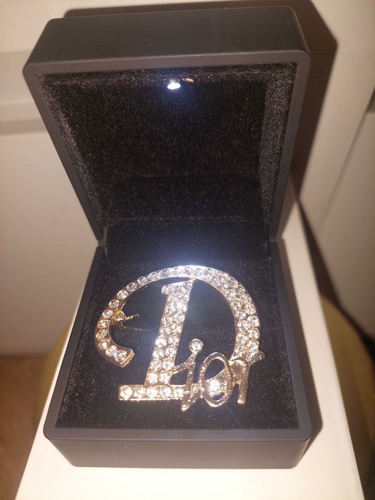 Brosa de lux Dior in cutie de bijuterii cu led
