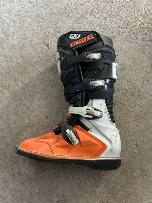 Моткрос ботуши.