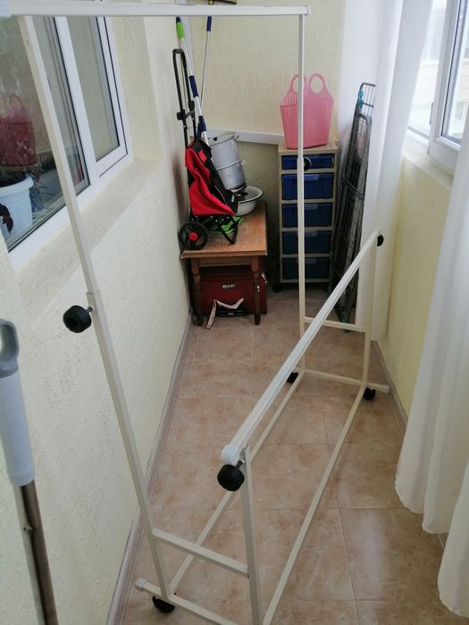 Продается, вешалка на ножках