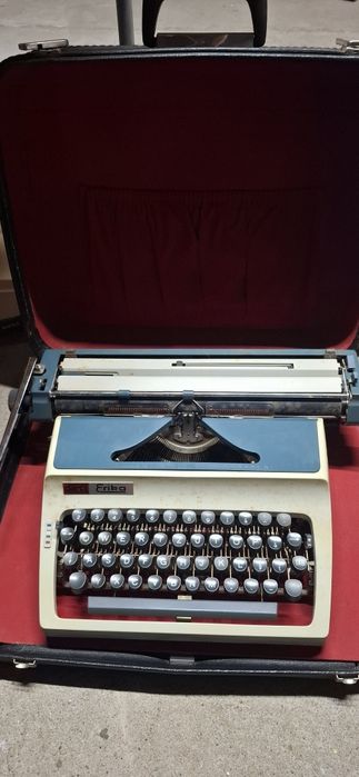 Masina de scris in cutie Erika