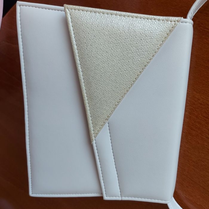 Малка дамска чанта в бял цвят