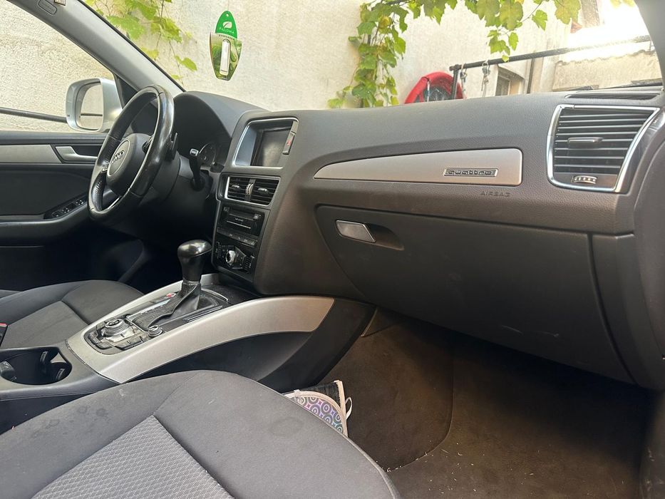 Vand Audi Q5 foarte intretinuta masina  a stat mai mult in garaj