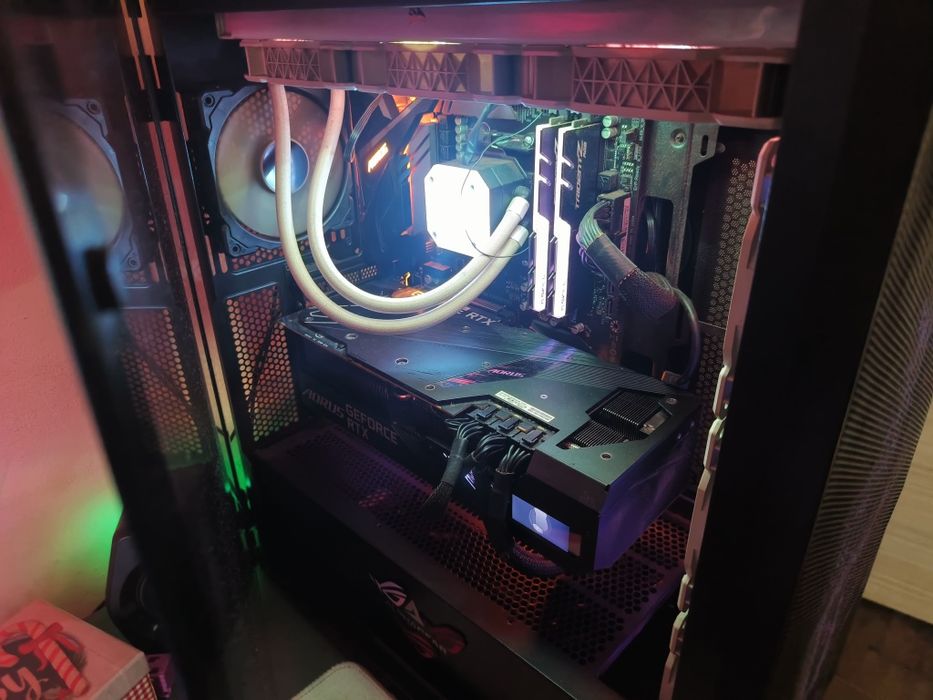 Setup Gaming Complet cu Monitor si Periferice– RTX 3080 Ti Aorus, Monitor Odyssey G7 240Hz, Ryzen 7, 32GB
