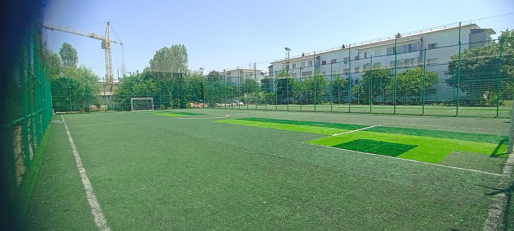Футбол майдони сотилади