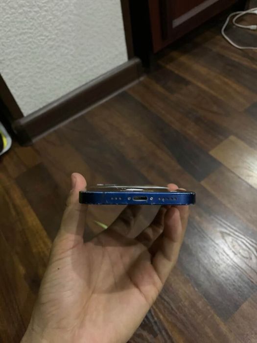 Iphone 12 64 gb holati yaxshi ekran radnoy batareka ham radnoy