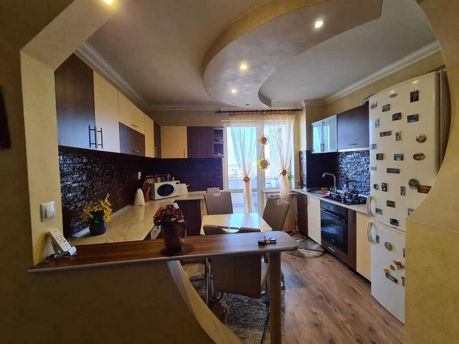 Vând apartament cu 3 camere tip D vis a vis de Lotus Oradea