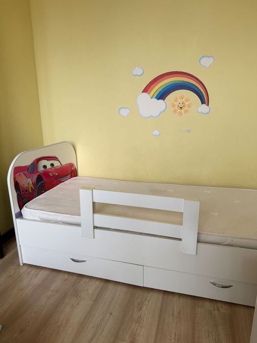 Детская кровать б/у с бортиком и матрасом.