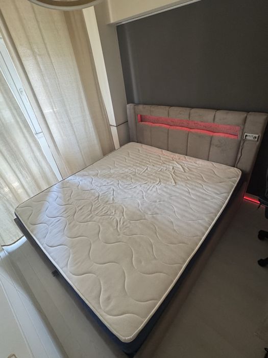 Vând Pat + Saltea 180X200 Culoare Bej Glow , Bluetooth , Boxe , Muzică , Lumini RGB , Telecomandă