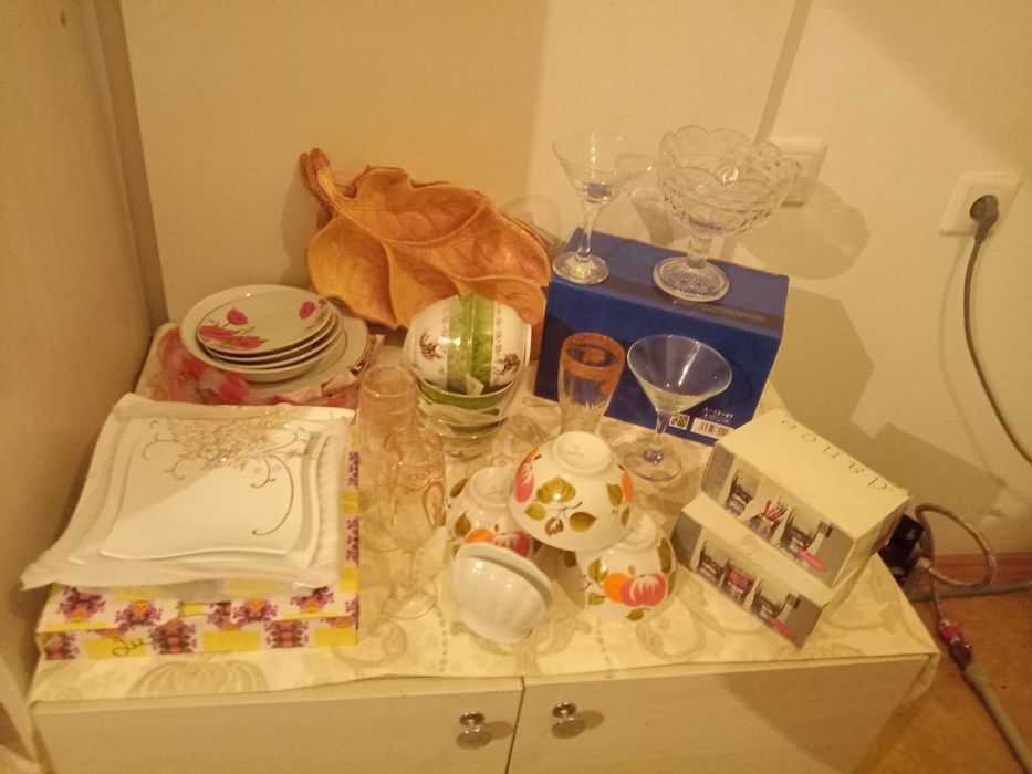 Диван б.у, ковёр, посуды