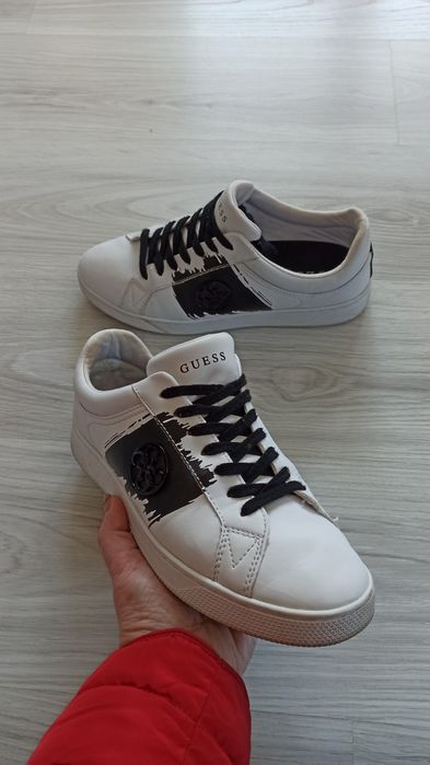 Оригинални обувки на GUESS  41 номер