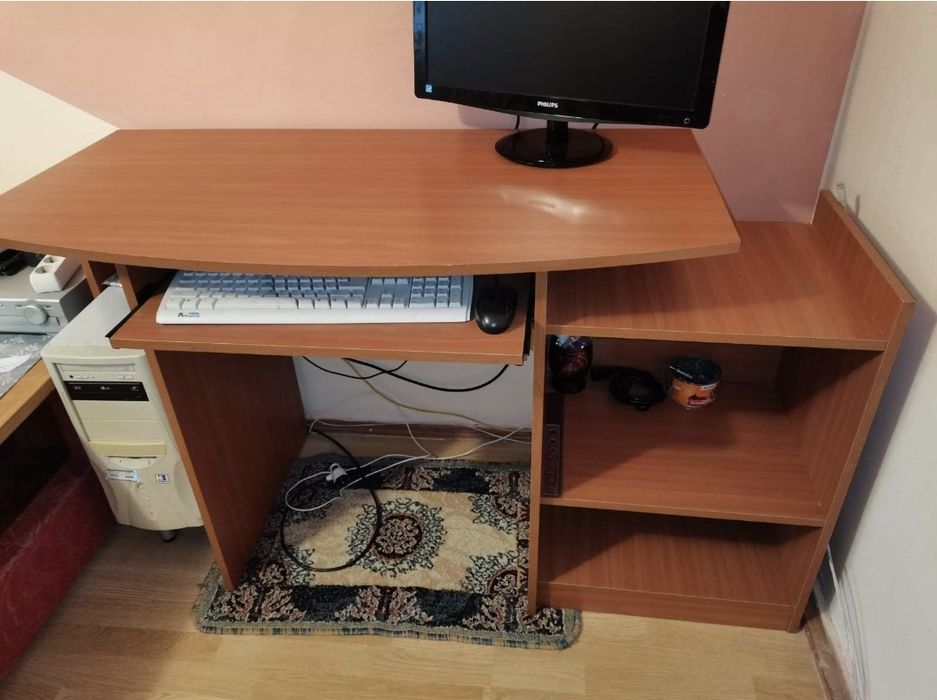 Două birouri și comodă
