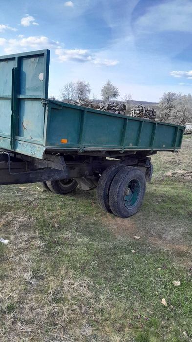 Remorcă basculabilă pe 3 părți