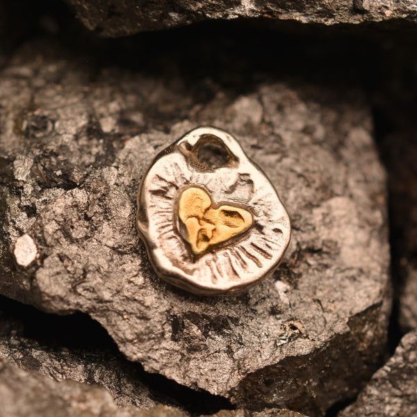 Сребърен медальон 925 „Златно сърце Love“  Амулет на любов и светлина