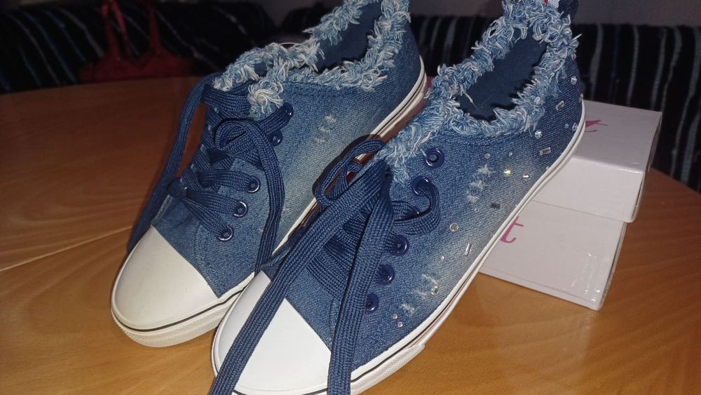 Дънкови гумени кецове, декорирани с блестящи камъчета