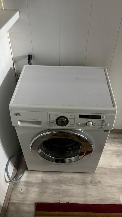 Стиральная машина марки LG.