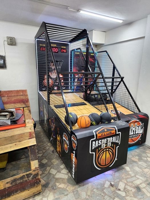 Вендинг машина, баскетбол работи с монети и жетони.