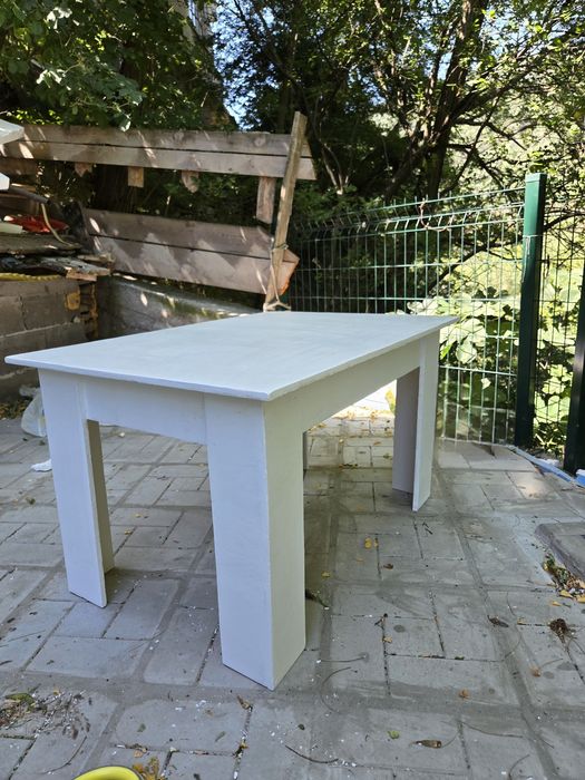 Ръчно изработена маса от дърво с декоративна мазилка