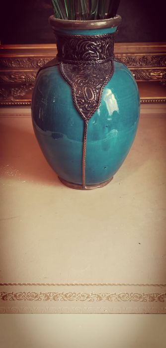 Superbă vază din ceramică emailată cu aplicații alamă,Italia