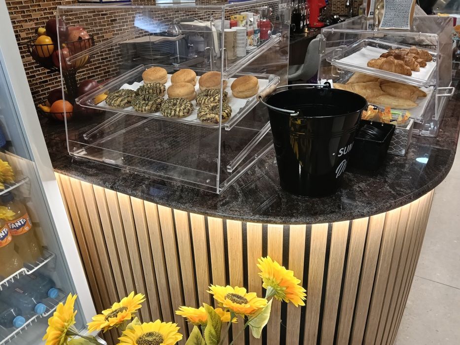 Vând mobilier pentru bar cu blaturi de granit , iluminat led,riflaj inclus în preț