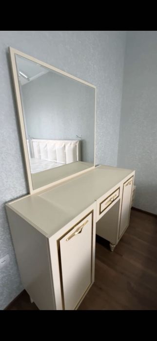 Продам мебель/ спальный гарнитур/ кровать/ шкаф/ тумбы/ трюмо