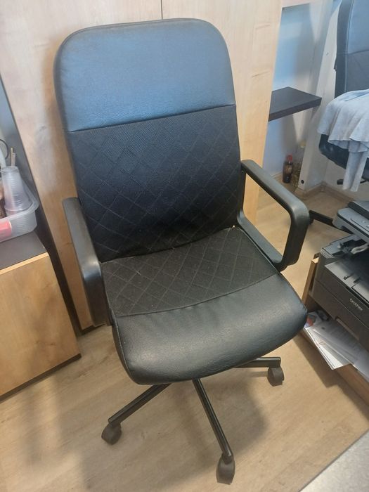 Продавам 2 бр. офис столове