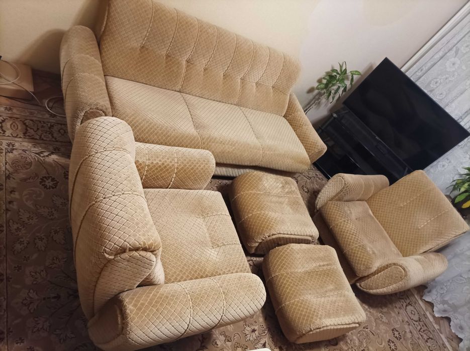Продавам Холна гарнитура- разтегателен диван +2 фотьойла+ 2 табуретки