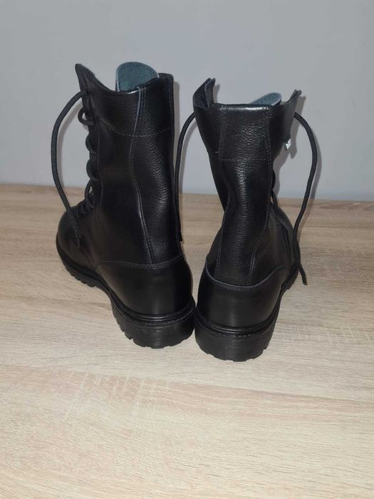 Ботинки с высоким берцем (берцы)