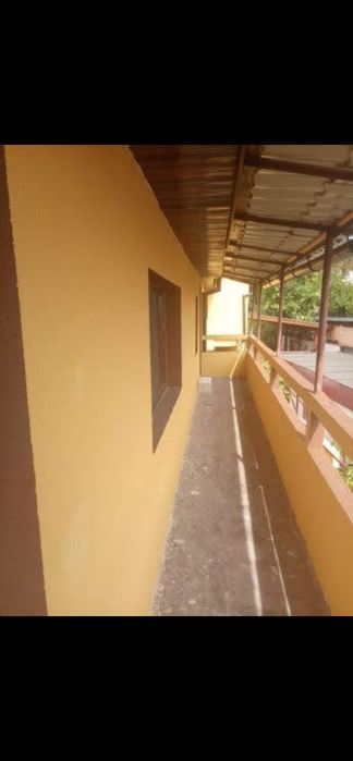 Casa cu 3 apartamente cu 2 camere bucatatarie baie 3 intrări separate.