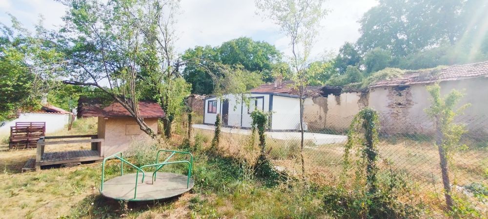 Продава се парцел с жилищен контейнер в село Режанци, област Перник