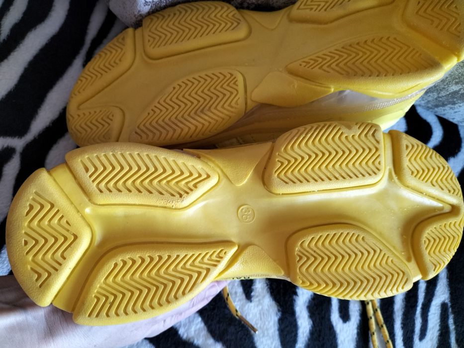 Кроссовки жёлтые