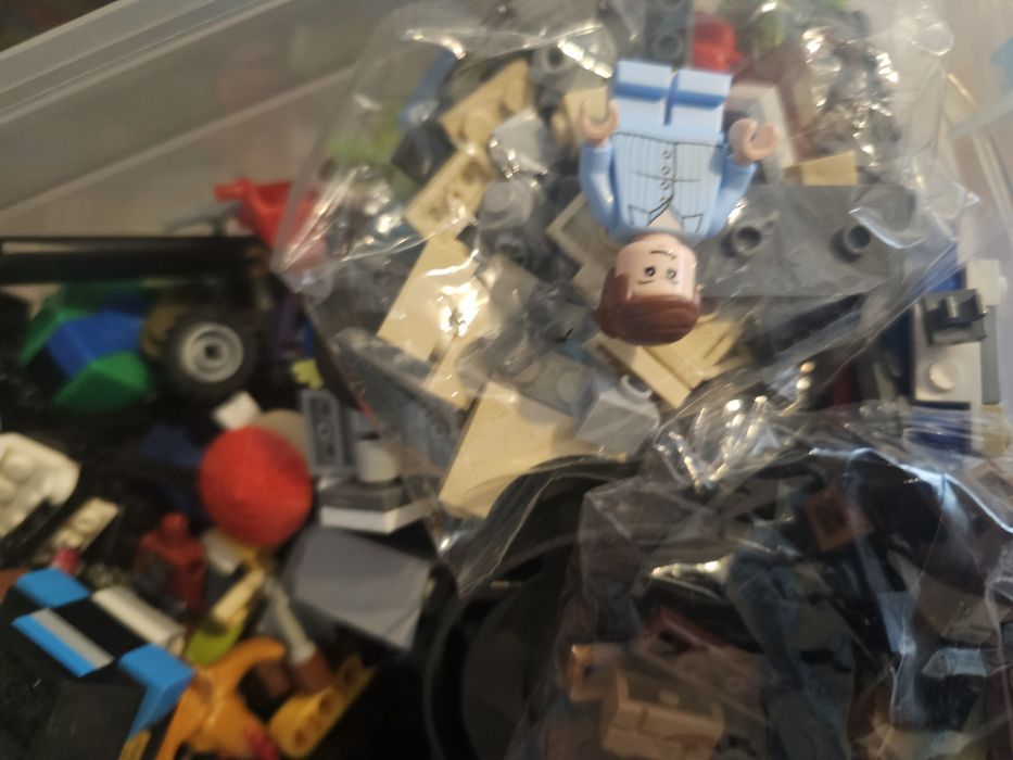 Lot LEGO vrac, 3 cutii, multe piese și figurine