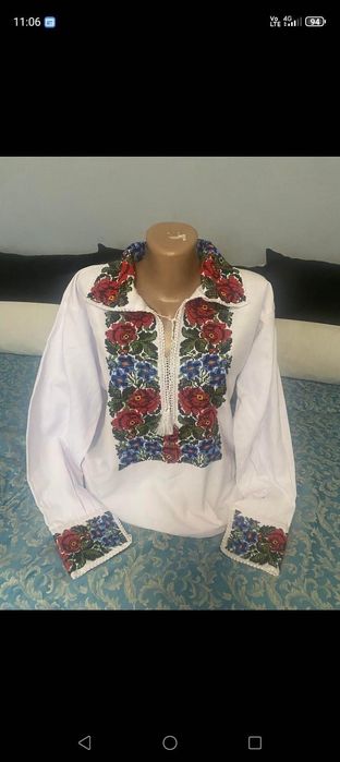 Cămăși tradiționale cusute manual cu mărgele