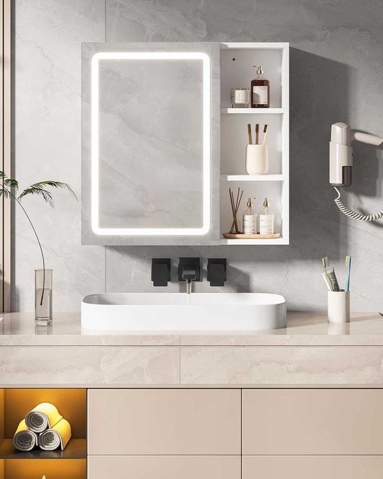 Огледален шкаф за баня с осветление и контакти