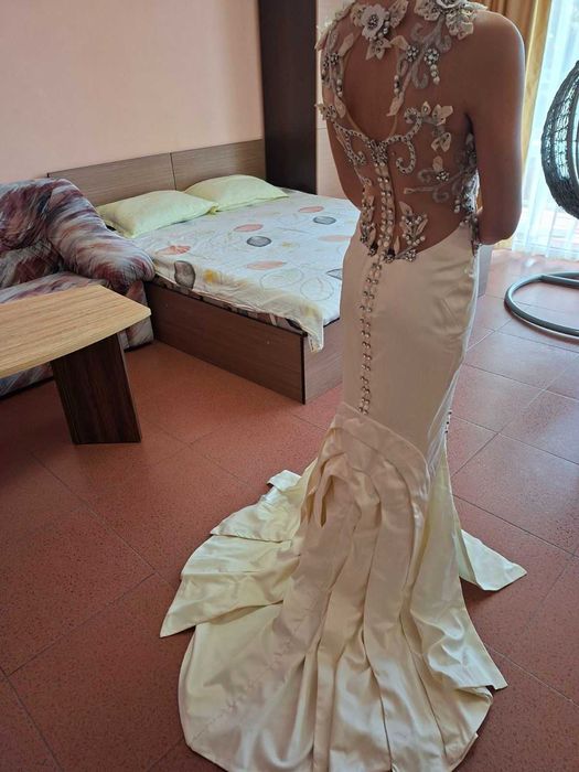 Рокля с камъни и сатен