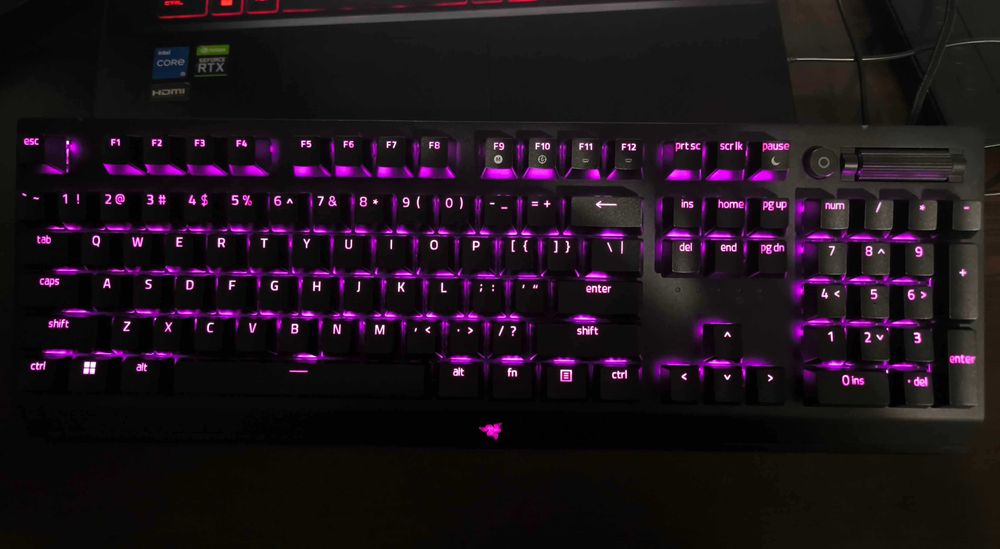 Механична клавиатура Razer Blackwidow V3 Full Size (Tactile) с регулируема RGB подсветка и плетен кабел