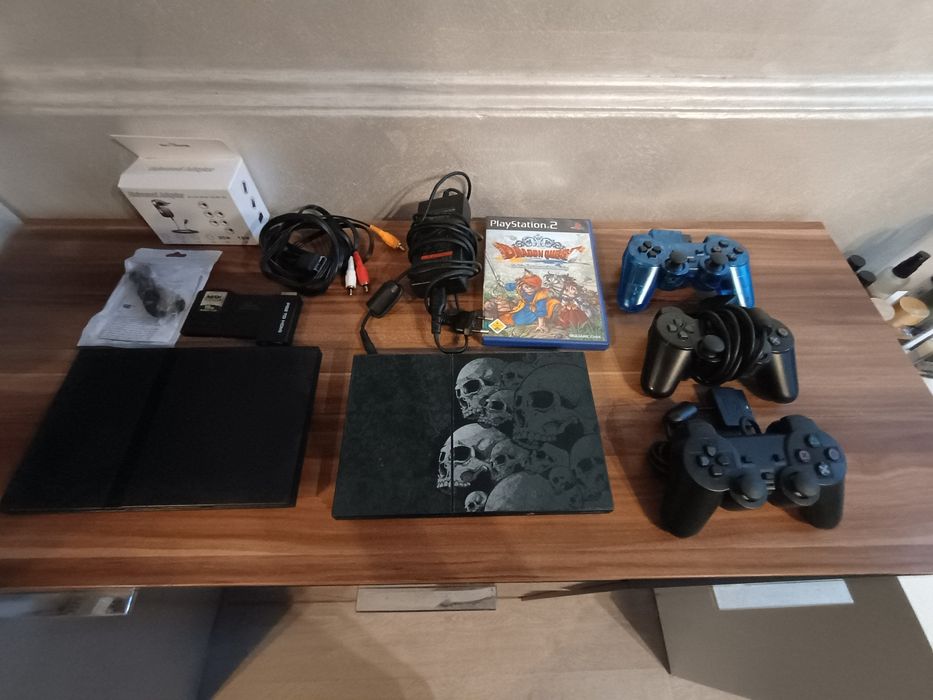 PlayStation 2 slim 1 modat și unul normal