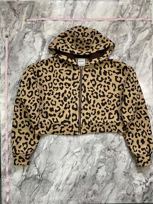 Hoodie crop Bershka, print leopard, cu glugă și fermoar, mărime XS