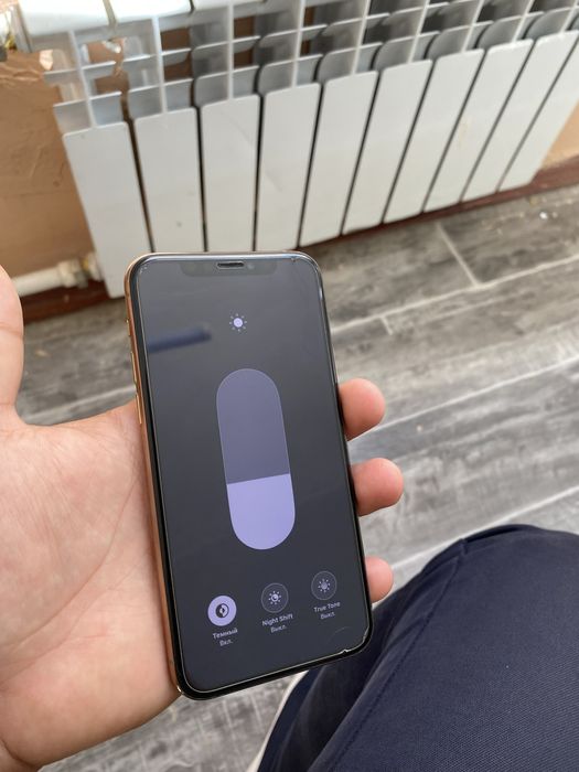 Iphone 11 pro.                                                   LLA.