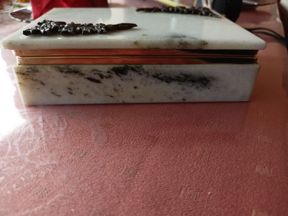 Мраморна кутия за бижута