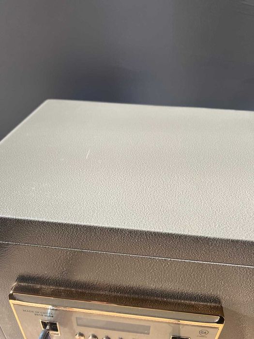 Seif cu doua chei, ecran defect