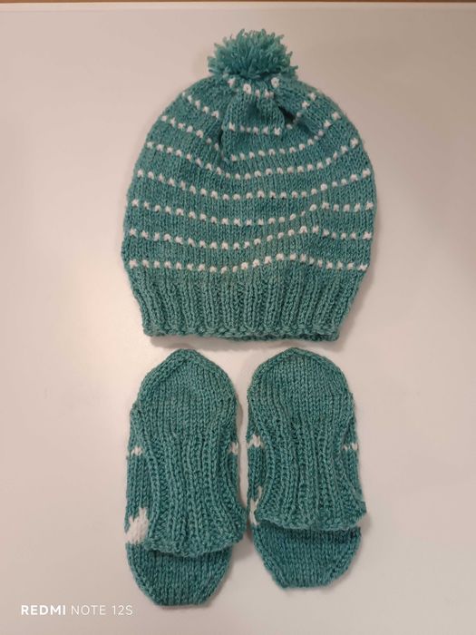 Ръчно плетен детски комплект – шапка и чорапи