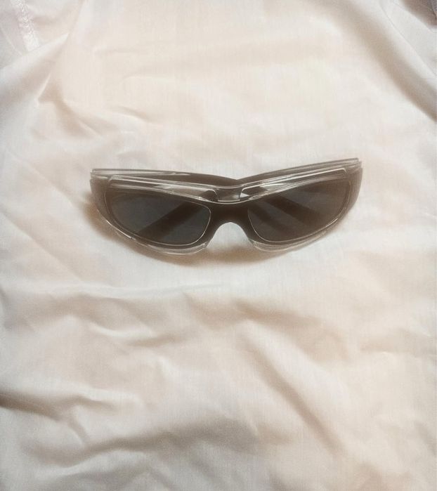 glasses (очки) солнцезащитные(?)