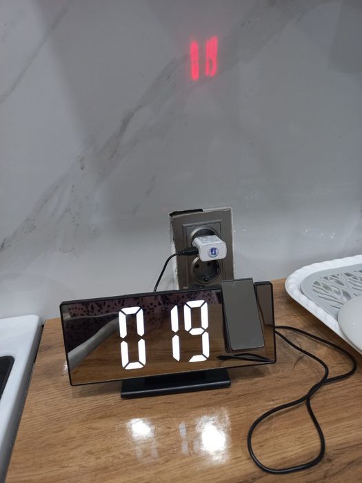 Электронные настольные часы