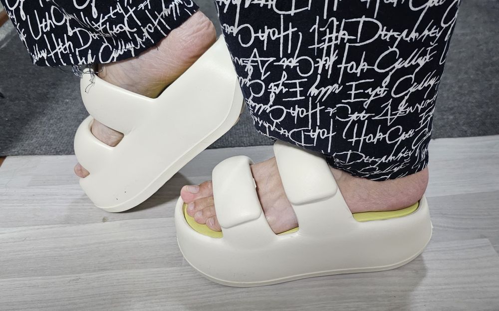 Продам новые шлепанцы