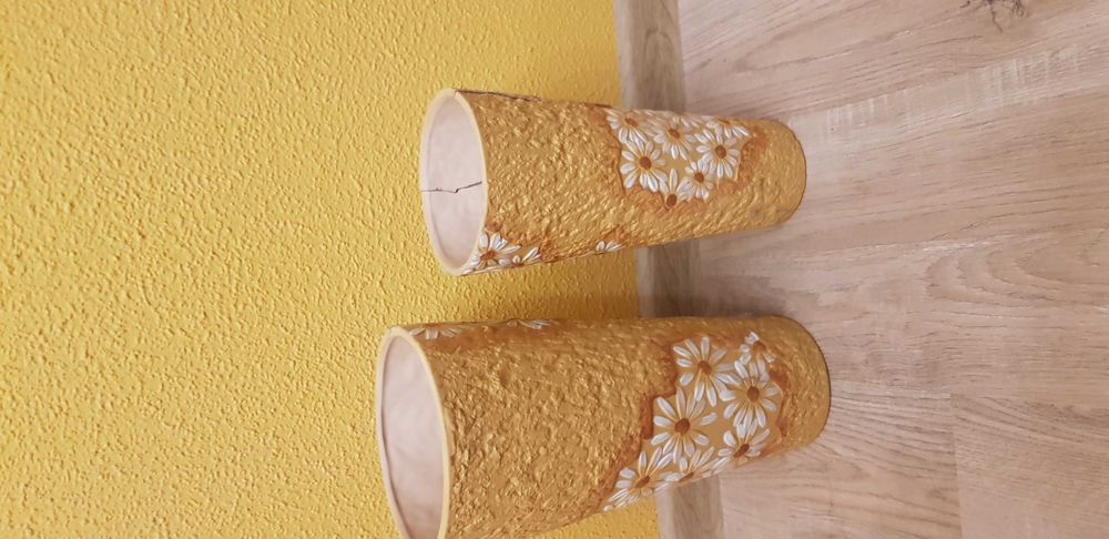 Продавам  две вази цвят бежово с тъмно жълто