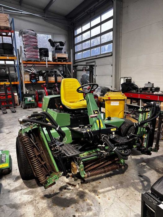 Mașină de tuns gazon profesională JOHN DEERE 3235A