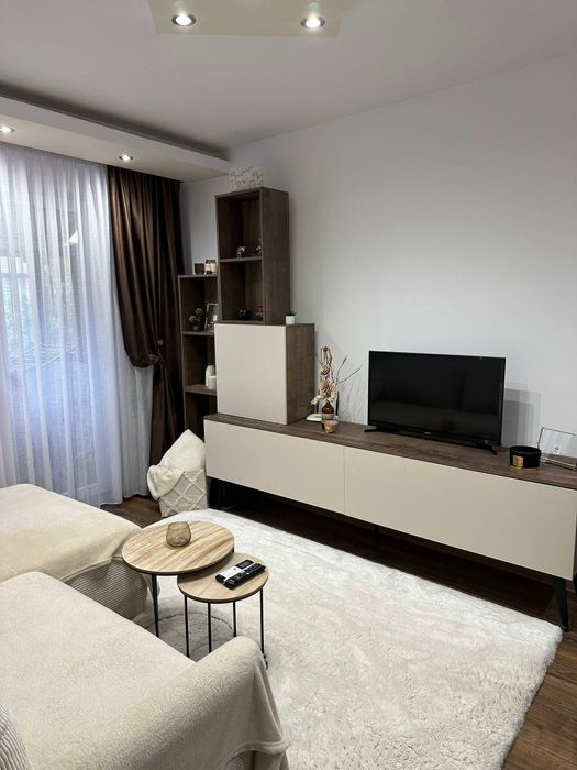 Ofer spre închiriere apartament cu 2 camere