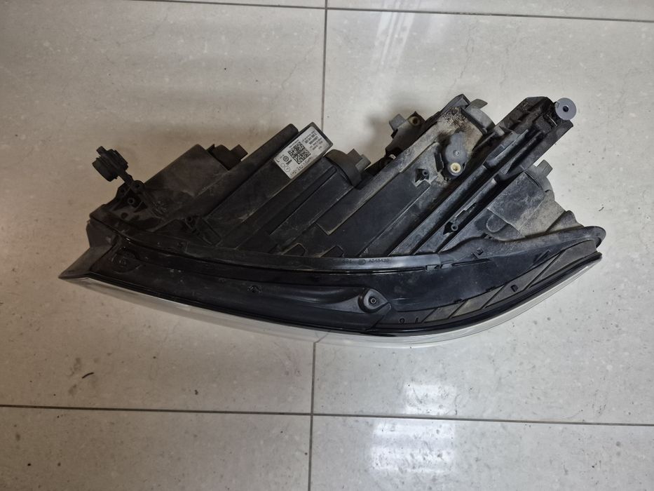 Far oe stanga pt vw passat b8