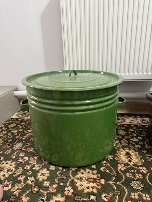 Кастрюля, пылесос, стол стуля